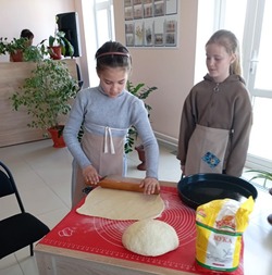 Юные камызякские артисты учатся готовить еду