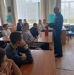 Сотрудник МЧС провёл урок по безопасности в камызякской школе