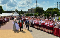 Камызякский народный ансамбль «Воложка» погрузился в эпоху Петра I в городе Павловск