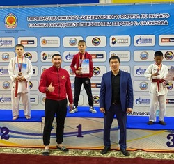 Каратисты камызякского клуба «Сармат» привезли из Калмыкии 8 медалей