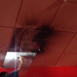 В камызякском магазине загорелся плафон