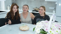 Жительница камызякского села поделилась опытом приёмного материнства