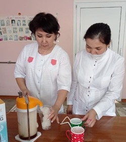 В поселке Кировский подопечных дома-интерната угощают кислородным коктейлем