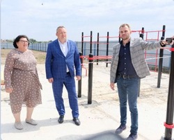 В Камызякском районе при поддержке депутатов строят спортплощадку