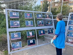 Камызякские библиотекари устроили на улице выставку о героях СВО