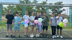 Камызякские школьники играют в лапту