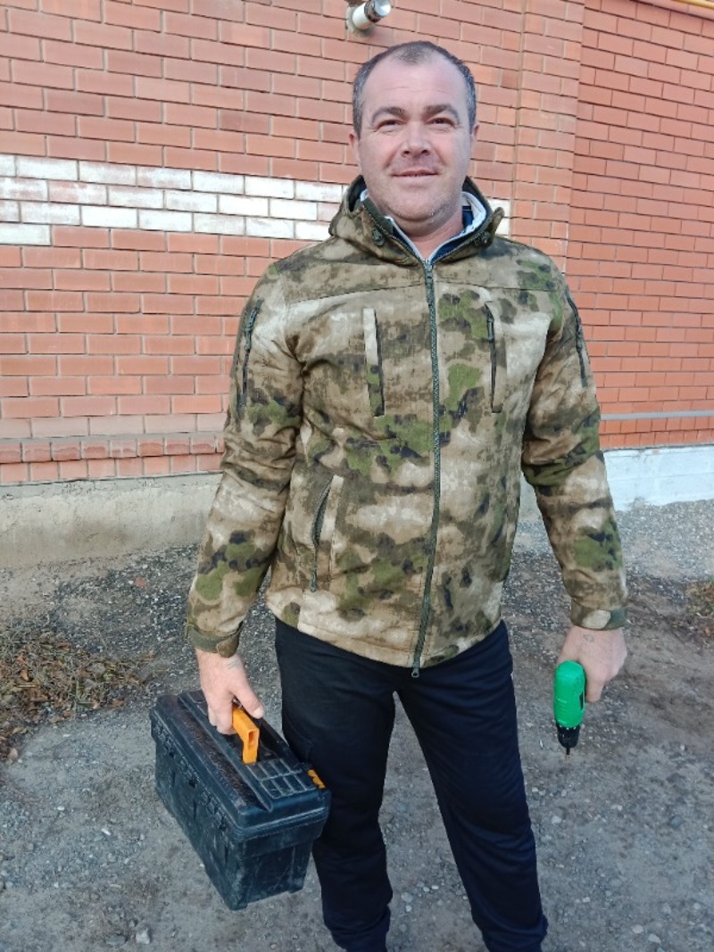 Мастеровитый житель Камызякского района работает «Мужем на час»