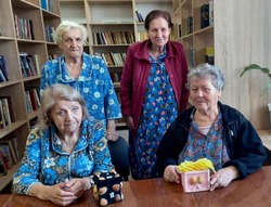 Жительницы камызякского дома-интерната смастерили красивые шкатулки