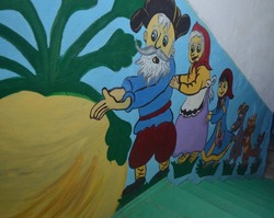 Жители села Тузуклей Камызякского района украсили стены подъезда героями мультфильмов