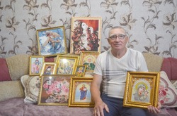 Камызякский тракторист увлёкся вышиванием картин