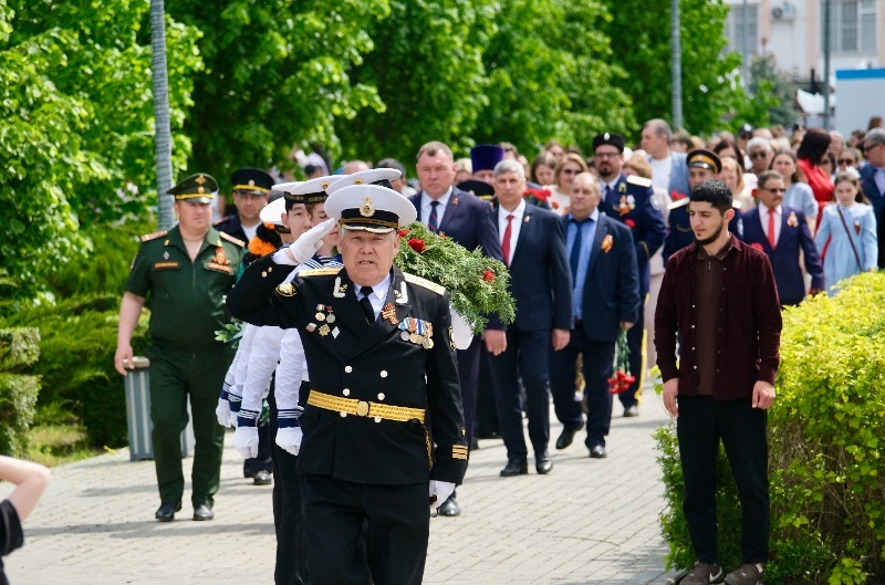 Камызякцев поздравили с Днем Победы