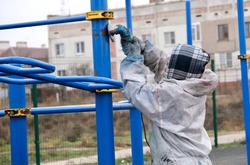 В Камызяке продолжаются работы по ремонту детских игровых площадок