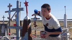 Воспитанники камызякского детского центра привели в порядок могилы солдат