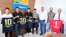 Камызякской футбольной команде вручили новую форму
