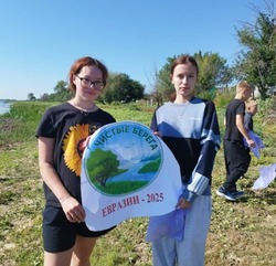 Камызякцы вышли на акцию «Чистые берега»