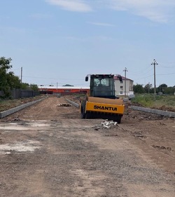 В Камызяке строят автостоянку у райбольницы