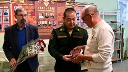 В Камызякском районе семье военнослужащего передали орден Мужества