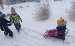 В Камызяке первому снегу радовались больше всего малыши