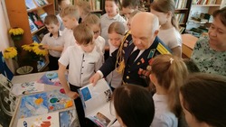 Лётчик из Камызяка рассказал детям о знакомых космонавтах