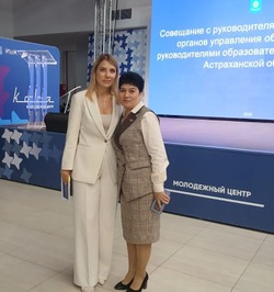 Директор камызякской школы награжден Почетным знаком губернатора