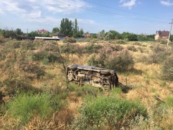 В Камызякском районе «Мерседес» врезался в дорожный знак и перевернулся