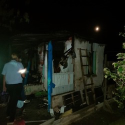 В Камызякском районе загорелись диван и баня