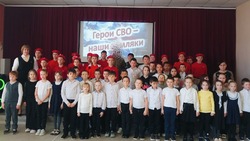 Камызякскую школу посетил боец с позывным «Певец» 