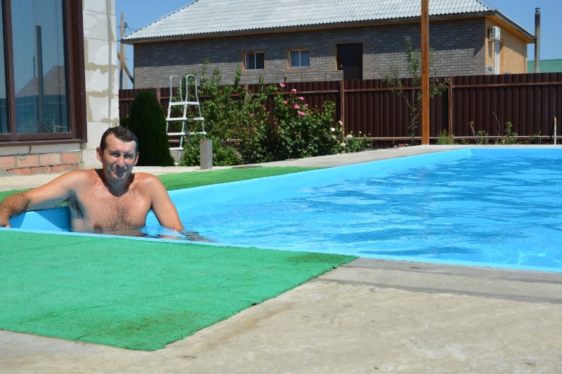 Житель Камызякского района построил стационарный бассейн у себя во дворе