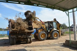 В Камызяке «большую осеннюю приборку» помогают проводить местные дорожники
