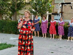 Камызякские коллективы и солисты продолжают дарить свое творчество жителям райцентра