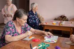 В Камызякском районе помогают бороться с деменцией