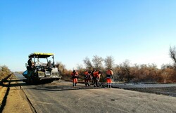 На трассе Камызяк-Тузуклей продолжаются работы по ремонту дороги