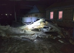 В Камызяке этой ночью на автомобиль упало сухое дерево
