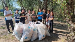 Камызякские эко-добровольцы очищают берега