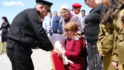 В Камызякском районе матери погибшего солдата вручили орден Мужества