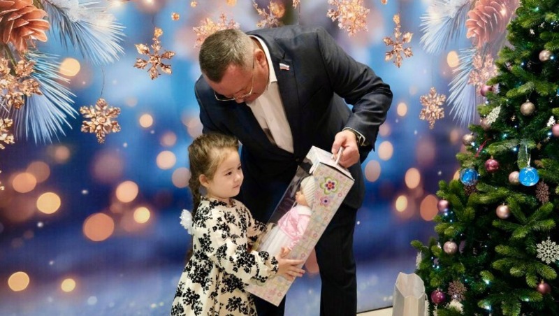 Юным камызякцам вручили подарки на новогодней «Ёлке желаний»