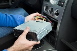 У камызякского автовладельца украли музыкальную технику