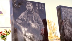 В Камызякском районе увековечили подвиг героя СВО