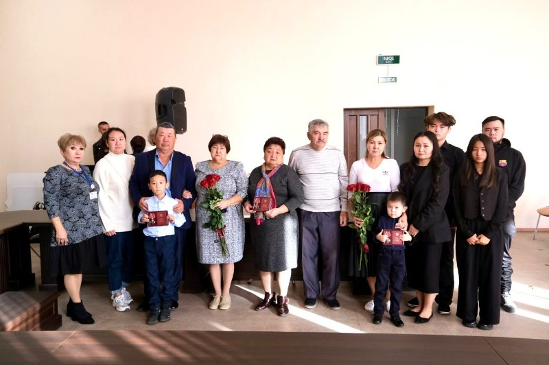 В Камызяке семьям героев передали Ордена Мужества