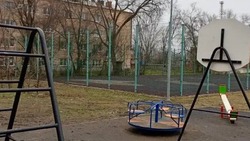 Вандалы испортили отремонтированную детскую площадку в Камызяке