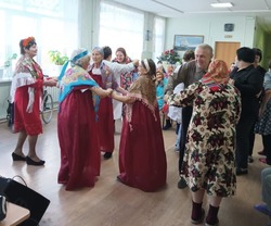 В Камызякском районе подопечных дома-интерната «Забота» лечат музыкой