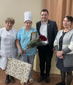 В Камызякской больнице проводили на отдых медсестру-ветерана