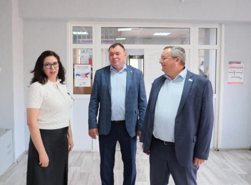Игорь Мартынов посетил избирательные участки Камызякского района 