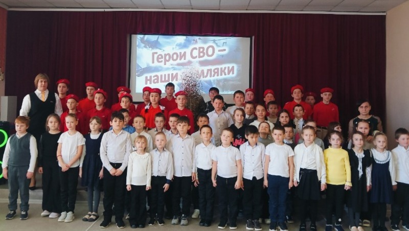 Камызякскую школу посетил боец с позывным «Певец» 