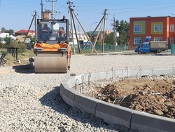 В Камызяке у нового детского сада строят автостоянку