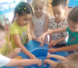 Камызякские малыши ставят научные опыты