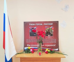 В камызякском селе открыли мемориальный стенд «Твои герои, Россия!»