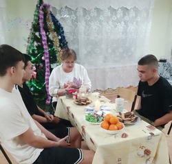 Педагоги Камызякского сельхозколледжа подарили землякам праздник