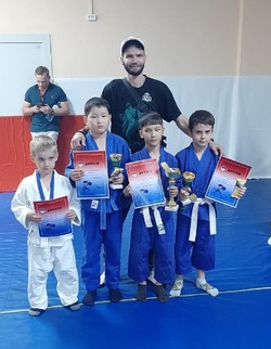 Юные борцы Камызякского района стали победителями турнира в Волгограде