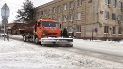 В Камызяке коммунальщики убирают снег на дорогах города